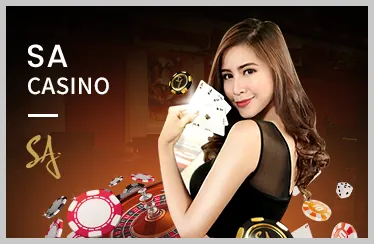 Bàn Poker với chip và lá bài